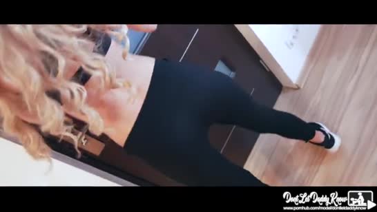 Блонди сосет член от первого лица и трется об него киской №1