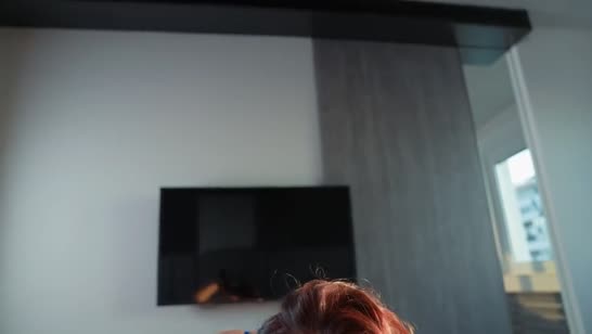 Сисястая жена в эротичном белье залезает на мужика №1