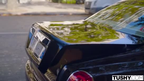 Жена встречает мужа с работы сочным минетом №1