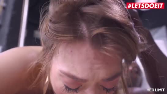 Негр безжалостно трахает бедную Misha Maver в задницу №6