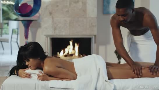 Негр сделал азиаточке массаж и заодно насадил на кукан №3