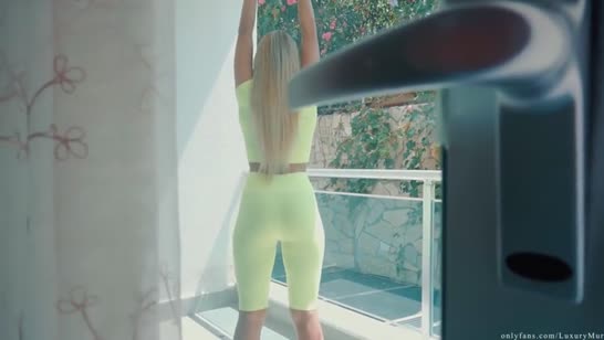 Деваха подкачала задницу и решила потрахаться с бойфрендом №1