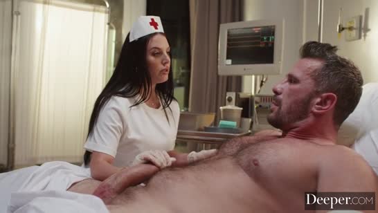 Фигуристая медсестра Angela White соблазнила больного на дежурстве №3