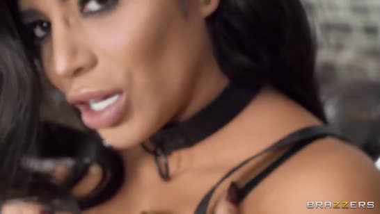 Sara Retali одела сексуальный наряд и у мужика потекли слюнки №1