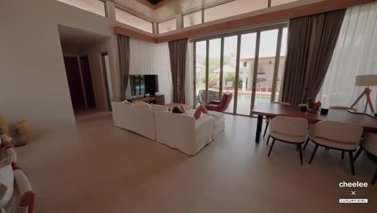 Luxury Girl быстро разделась и устроила жаркое домашнее порно №1