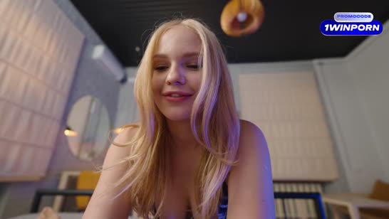 Молодая студентка в эротичном наряде снимает домашку №1