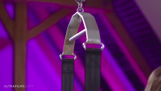 Чел красиво прет девушку на качелях и доставляет ей оргазм №5