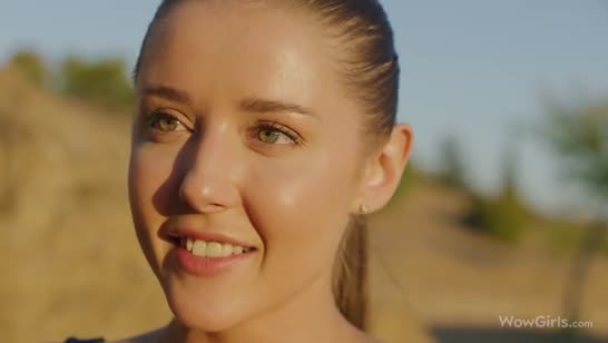 Худенькая теннисистка красиво шпилится с тренером №2