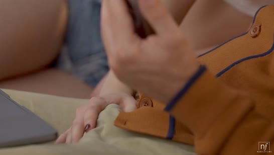 Молодая девушка сама залезает на друга №1