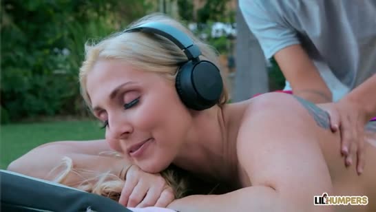 Неудовлетворенная жена променяла мужа на соседского паренька №2