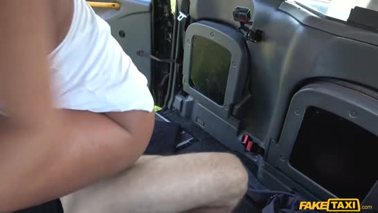 Пассажирка откровенно трясла сиськами, чтобы не платить №8