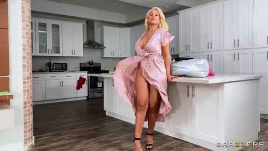 Гламурная мамка Bridgette B опробовала хер молодого парня №1