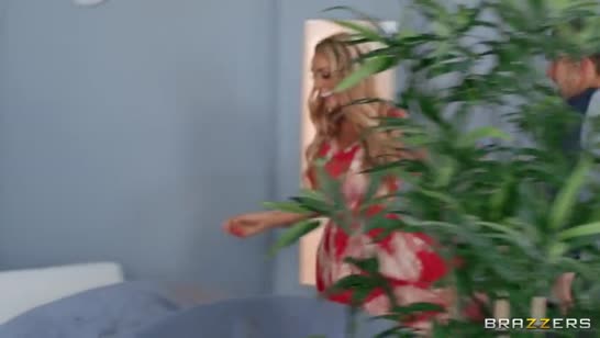 Блондинка в эффектном красном белье согласилась на жесткач №1