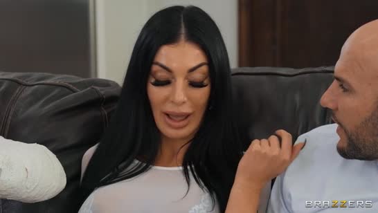 Аппетитная мамочка Nikita Reznikova захотела члена лысого гостя №1