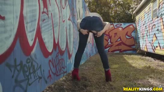 Тощая Kali Roses не брезгает сексом прямо в подворотне №1