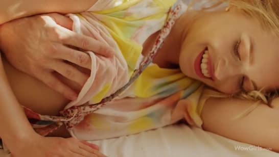 Приставучий ухажер раскрутил девушку на утреннее порно №1