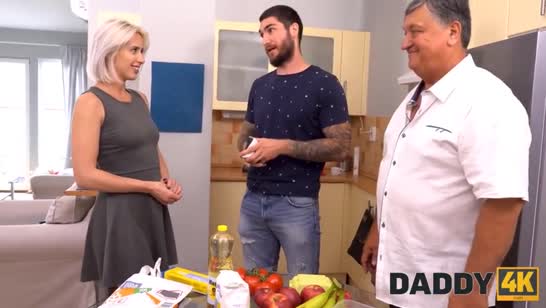 Зрелая блондинка быстро поддалась на флирт муженька №2