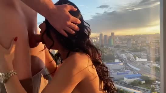 Гламурная брюнетка делает минет у панорамного окна №2