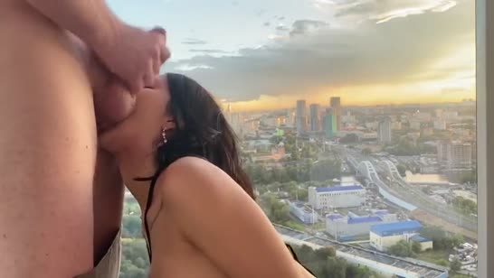 Гламурная брюнетка делает минет у панорамного окна №7