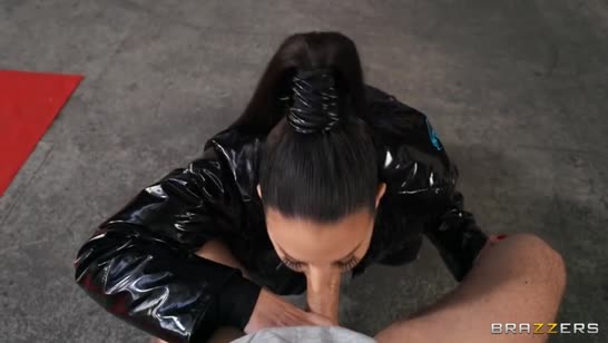 Angela White в секс наряде соснула члены целой толпе №3