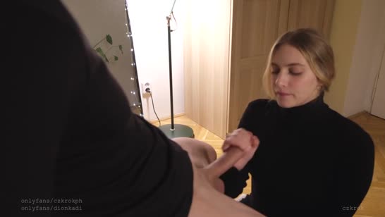 Блондиночка с аппетитной попкой старательно делает минет №7