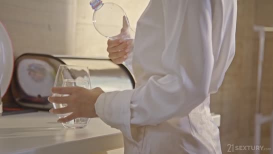 Мужики развели блондинку на групповой секс №1