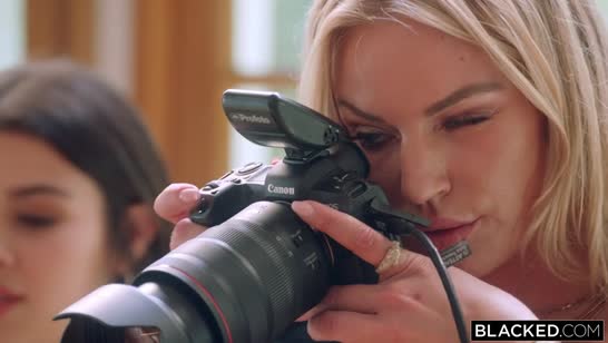 Красотка фотограф снимает стресс на черном члене №1