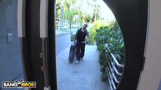 Грудастая милфа Madison Ivy перепихнулась с лысым массажистом №1