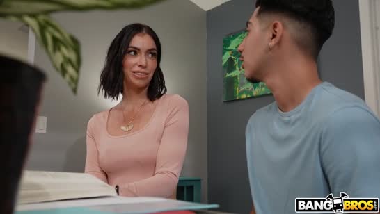 Приставучая мамка добралась до члена молодого пацанчика №1