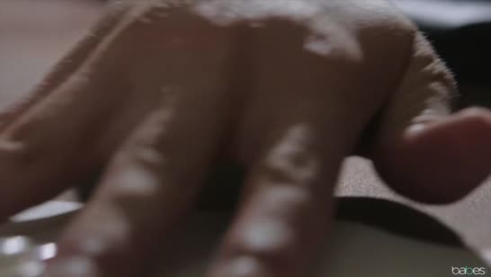 Шлюшковатые блондиночки хотят опробовать большой кукан №1