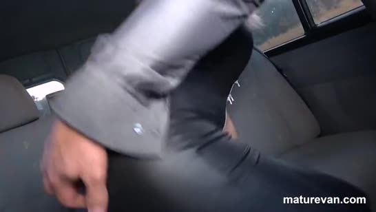 Пьяная блондинка в обтягивающем наряде трахается в машине №2