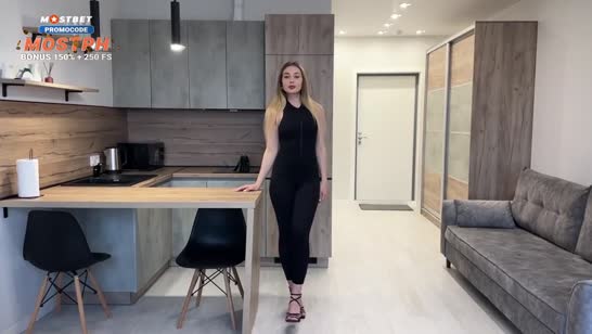 Самочка с удовольствием снимает свой обтягивающий костюм №2