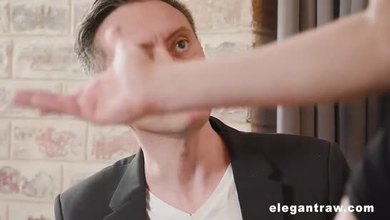 Длинноногая милфа сама оголяет грудь перед пареньком №1