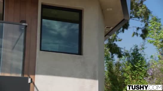 Милой блондинке устроили двойное проникновение на свежем воздухе №1