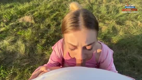Жена хвастает накаченной задницей на природе №4