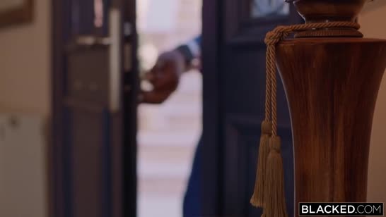 Негр эффектно трахает Милену Рэй прямо на пляже №1