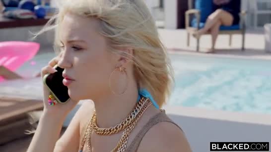 Худенькие молодые девушки устроили с неграми групповуху на море №1