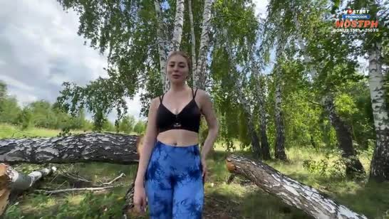 Бабенка в лосинах устроила трах на природе