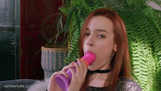 Рыженькая красивая милашка умеет обращаться с дилдо №2