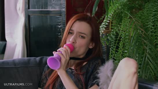 Рыженькая красивая милашка умеет обращаться с дилдо №3