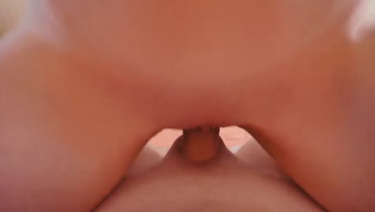 Русская блондинка красуется своим телом и седлает мужика №5