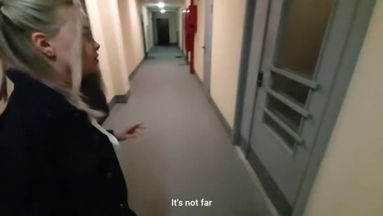 Симпатичная блондинка красиво выполняет минет на коленках №1