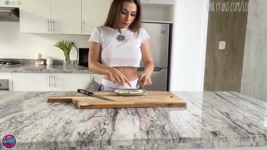 На завтрак у парня горячий секс с сисястой Lolly Lips №1