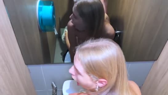 Спортивную русскую девушку завели в туалет и трахнули №7