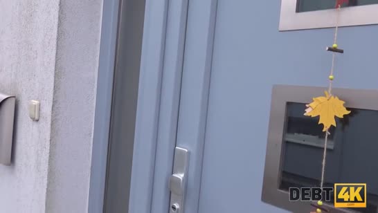 Симпотная молодка красиво отсасывает от первого лица №2